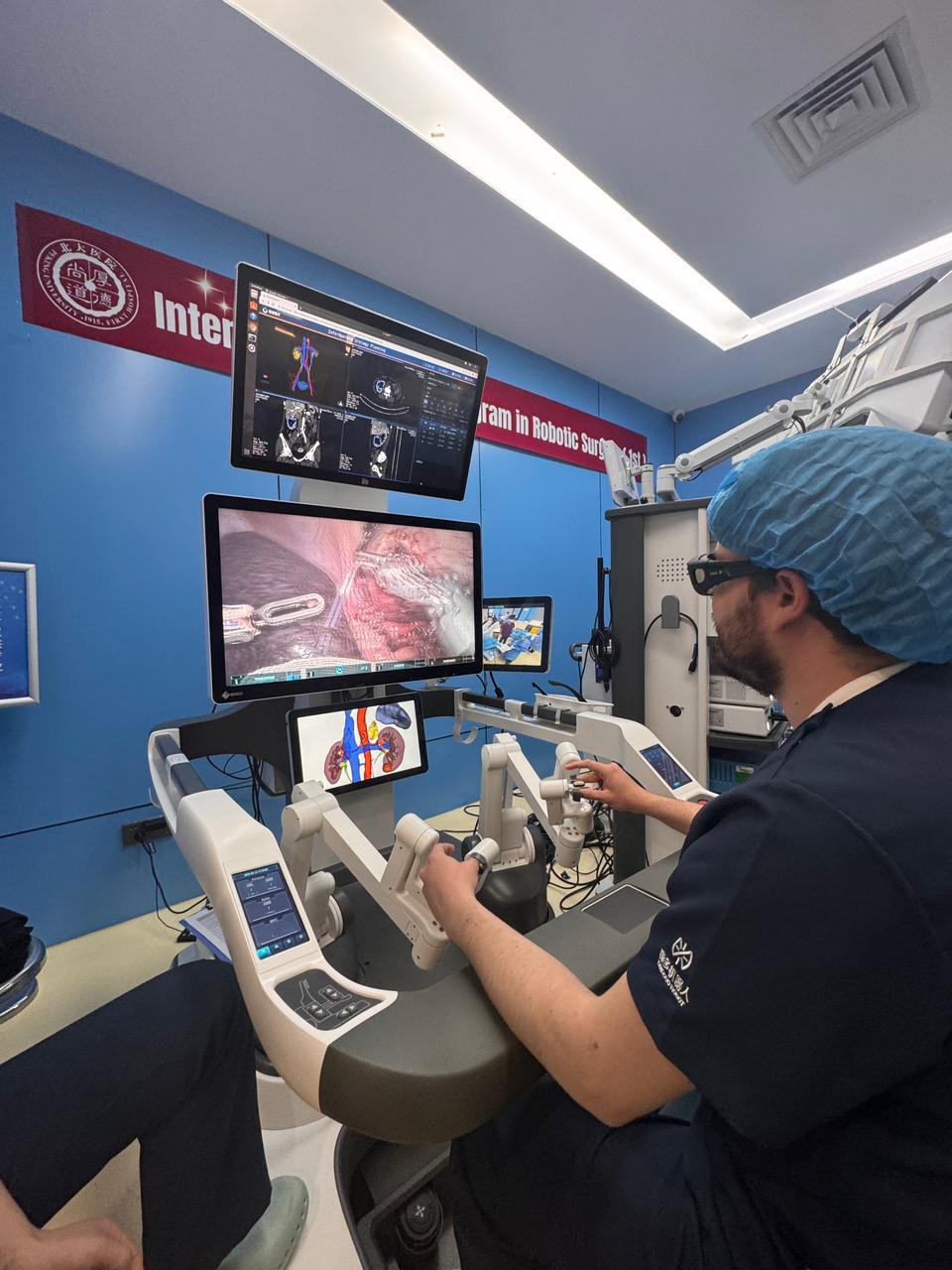 Dr. Iñigo Navarro en consola de cirugía robótica